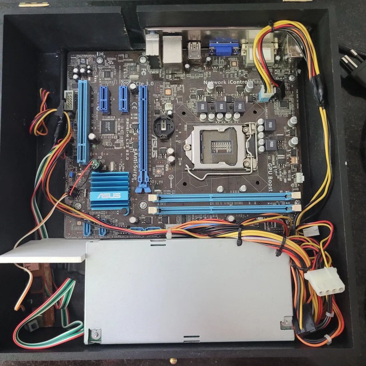 Gabinete com placa mãe e fonte - Foto 2