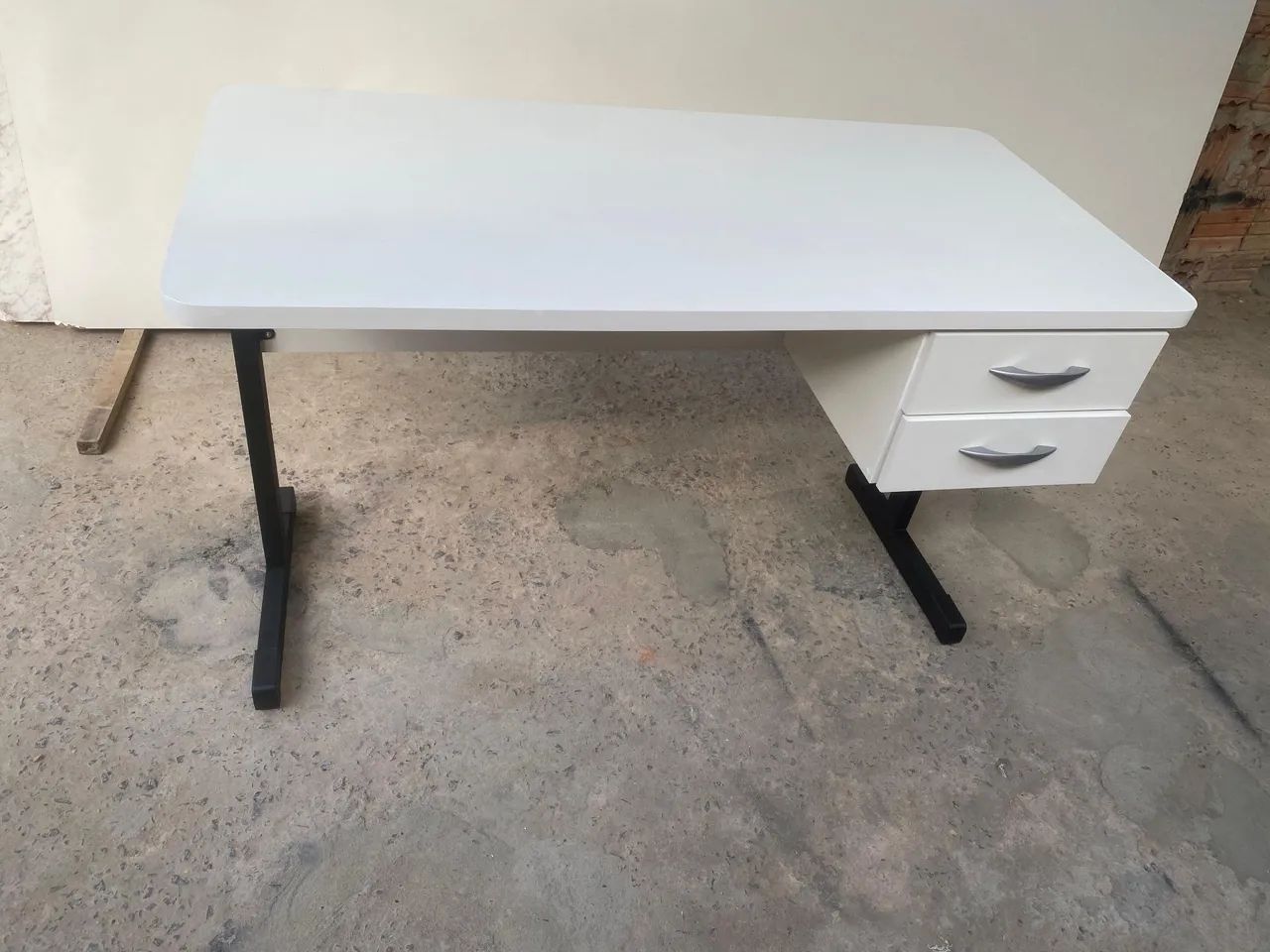 Mesa secretária. Com 2 gavetas  - Foto 5