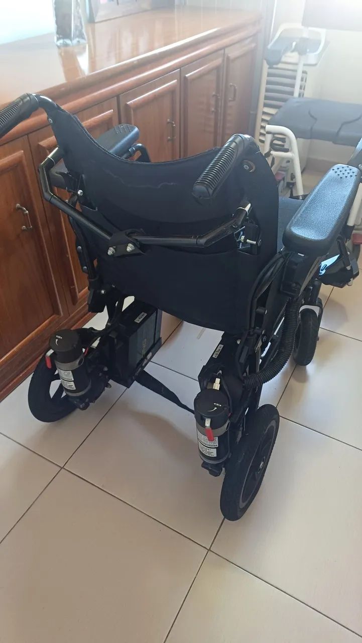 Cadeira de rodas motorizada - Foto 3