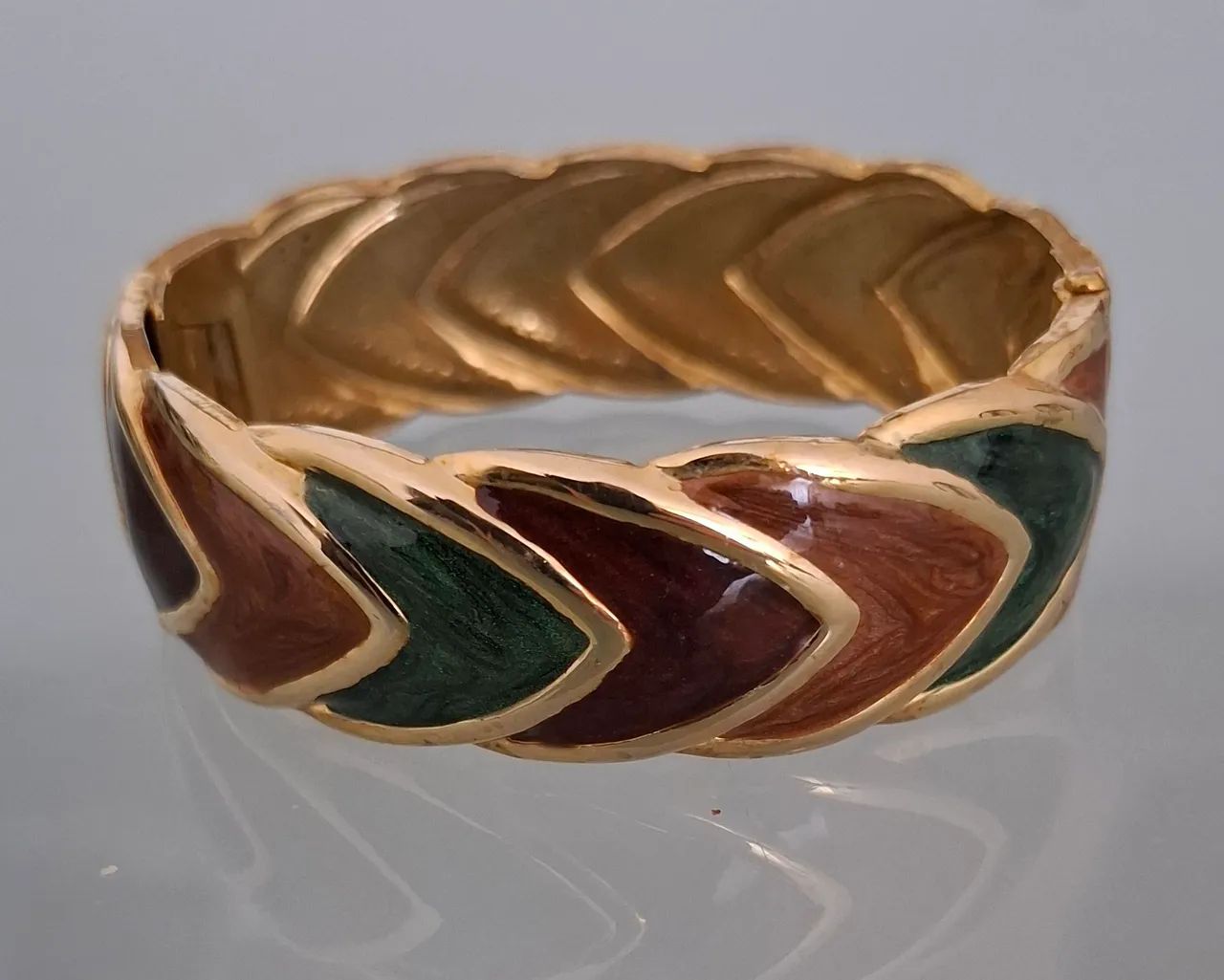Pulseira dourada com pintura esmaltada 