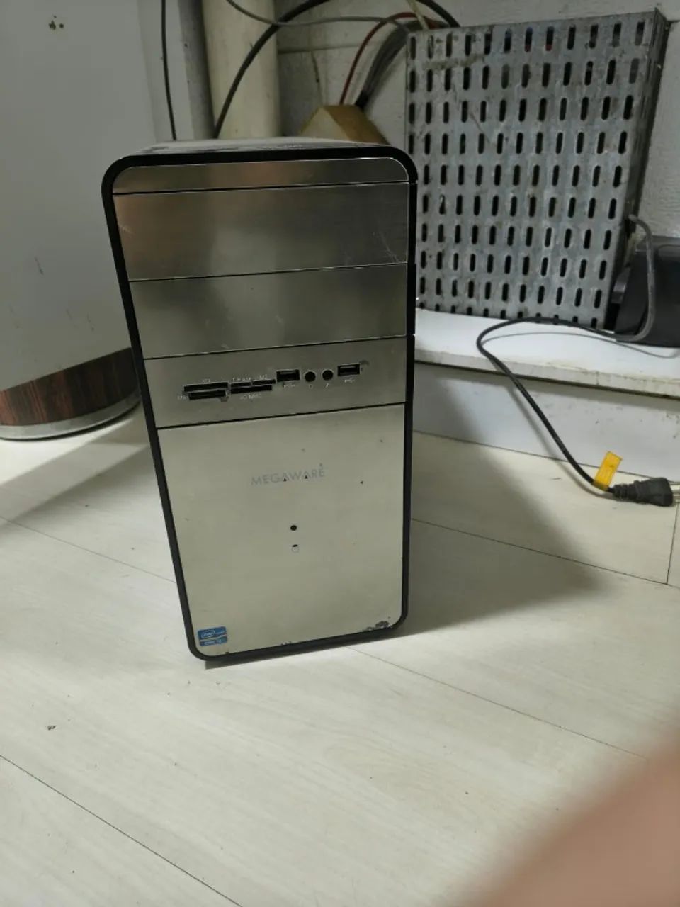 2 Gabinetes de PC para Retirada de Peças
