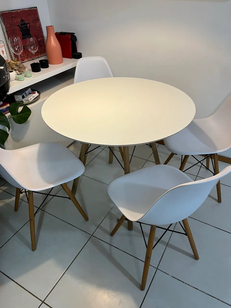 Vendo mesa e cadeiras Charles Eames Eiffel