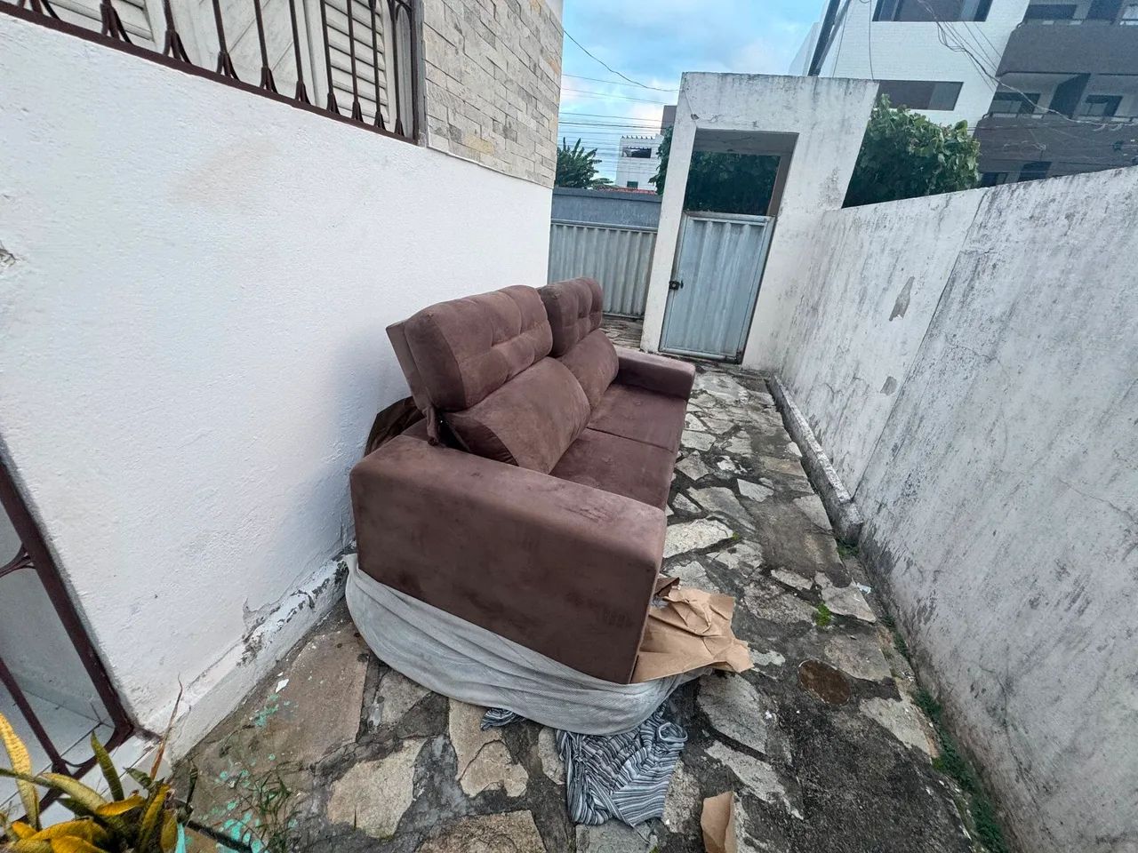 Sofá retrátil veludo café embalado novo de loja  - Foto 5