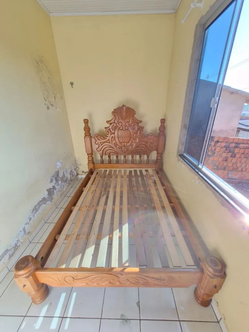 Cama de Casal em Madeira Maciça Trabalhada - R$ 2.000 - Foto 3