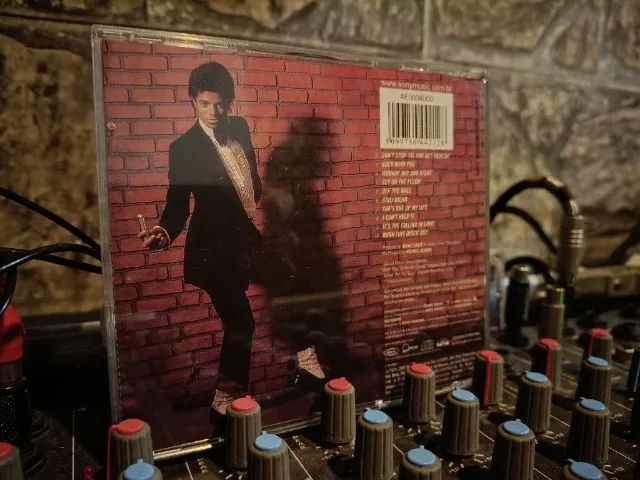 Lote 2 CDs Michael Jackson Off the Wall & Blood on the Dance Floor - Foto 4