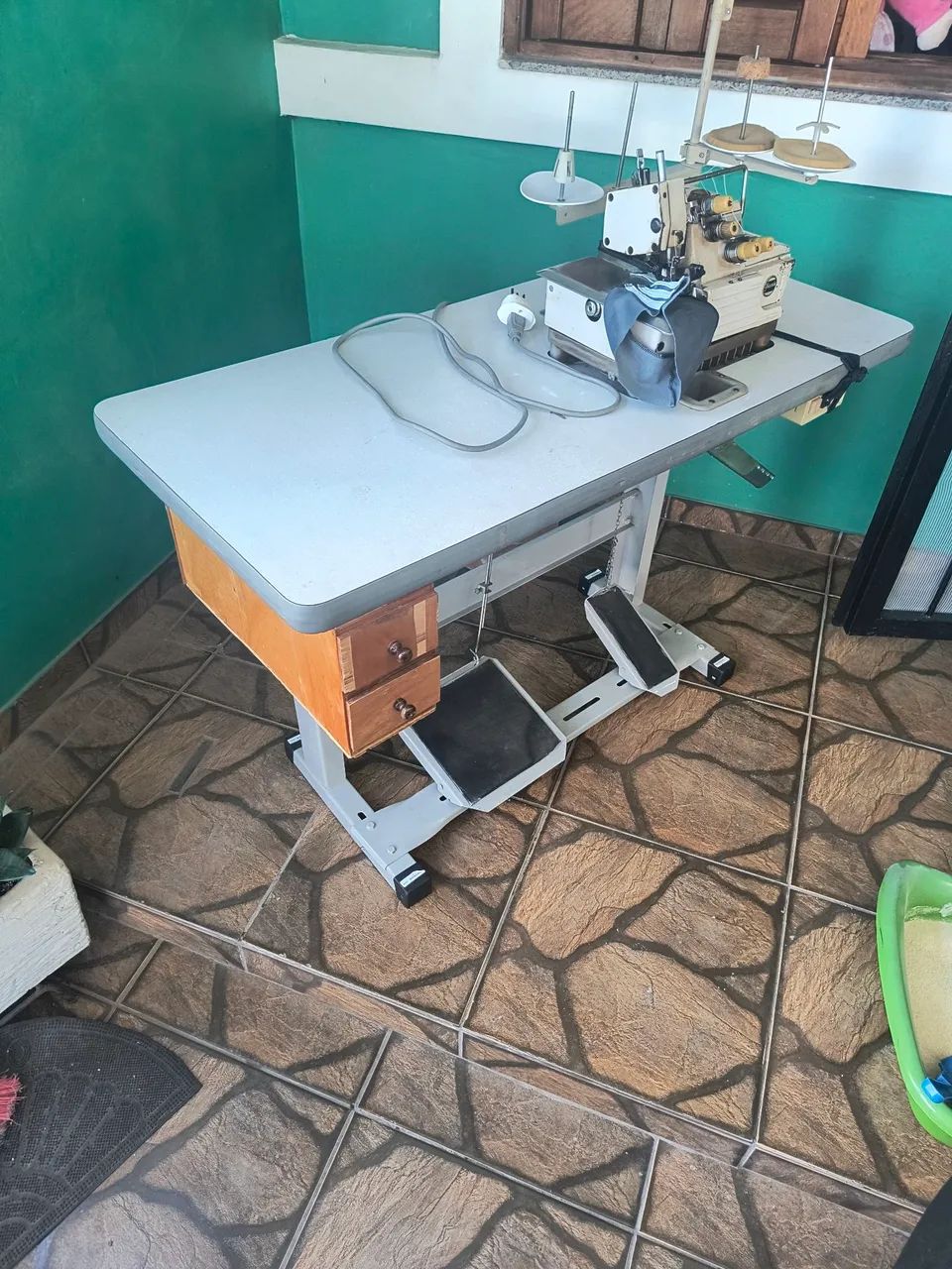 Máquina de costura overclock 