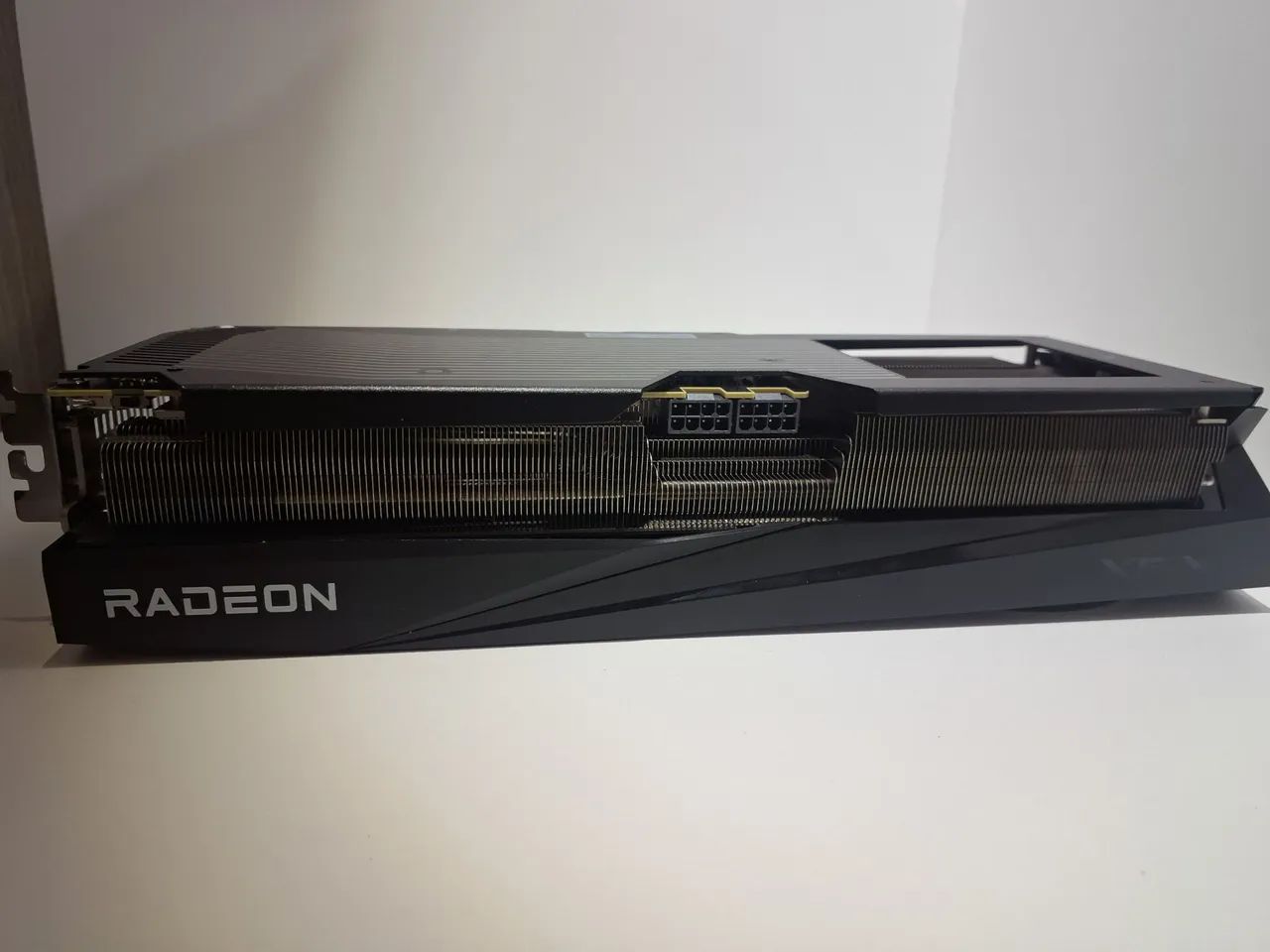 RX 9070 XT XFX Quicksilver Magnetic Air - Foto 5