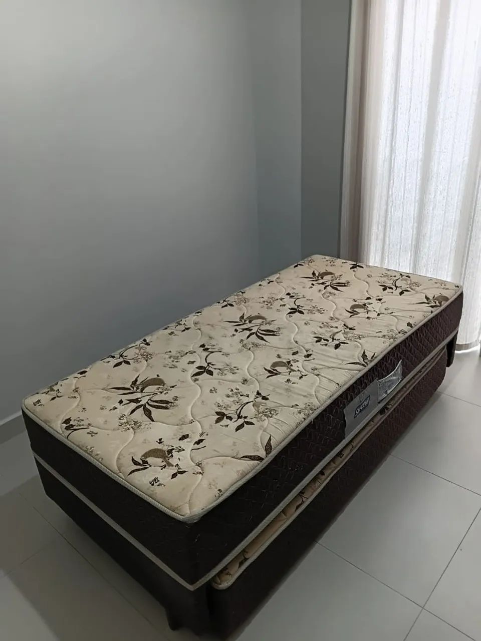 Vendo cama box solteiro 