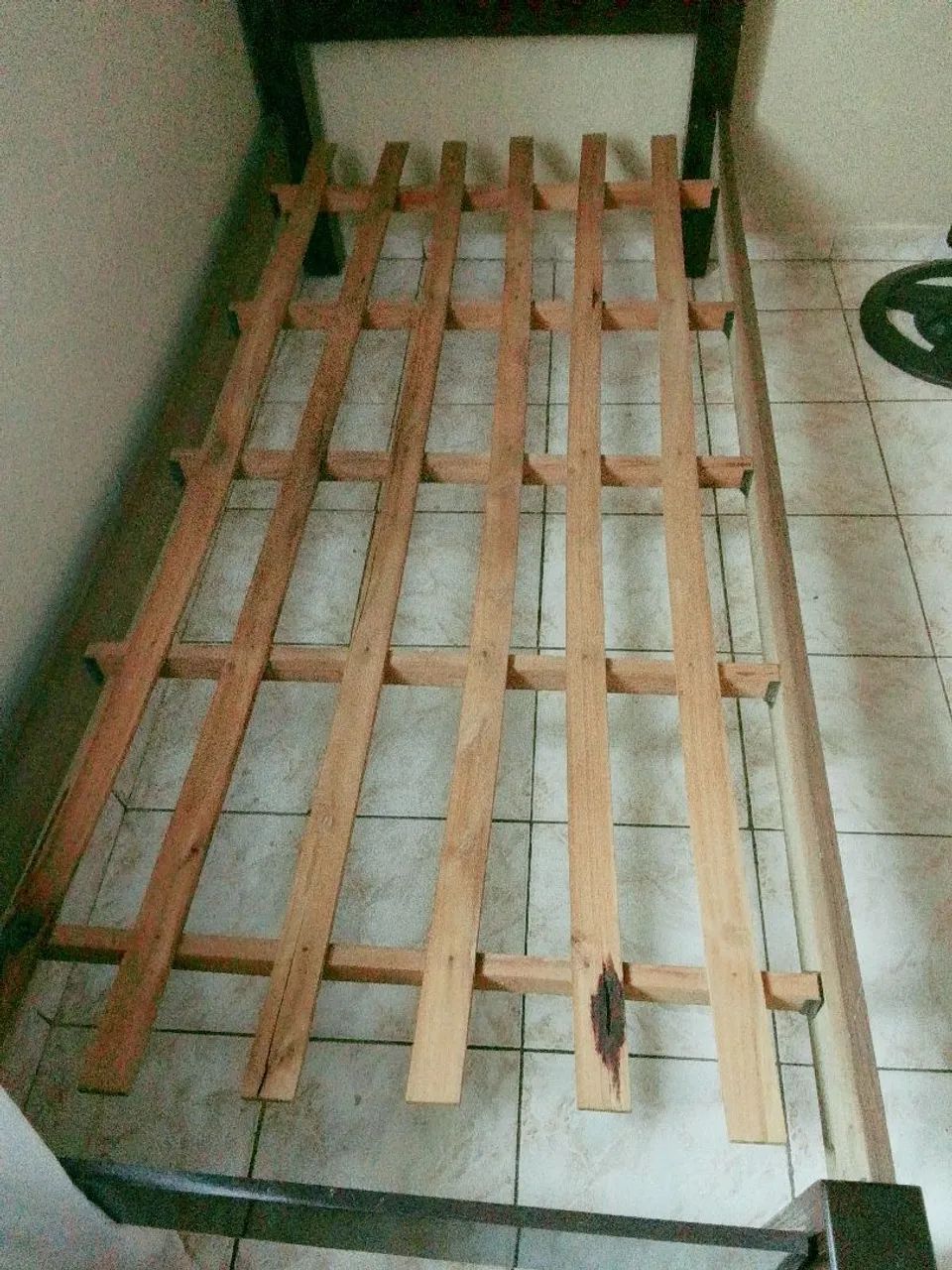 Cama solteiro simples com 2 colchões.