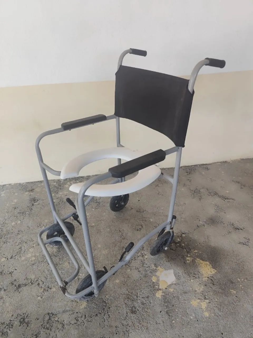 Cadeira de Rodas e Cadeira de Banho. - Foto 5
