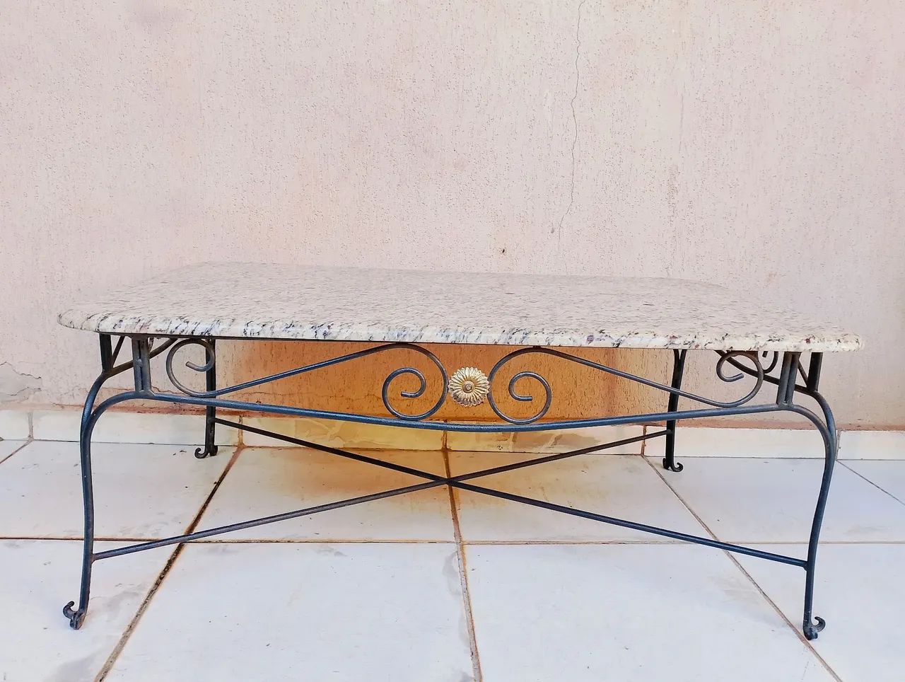 Mesa de centro de mármore e ferro