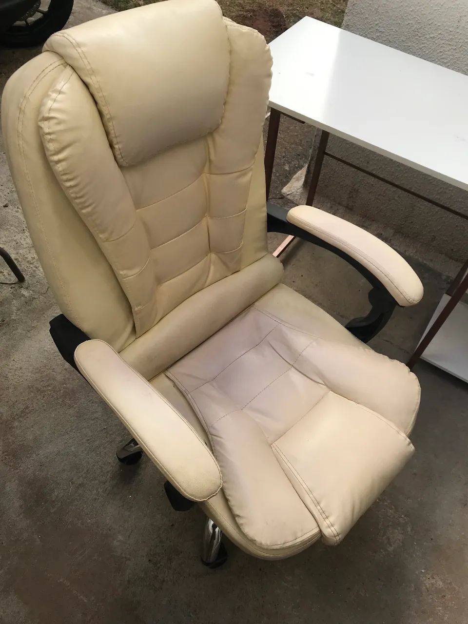 Vendo kit cadeira presidente e escrivaninha - Foto 2