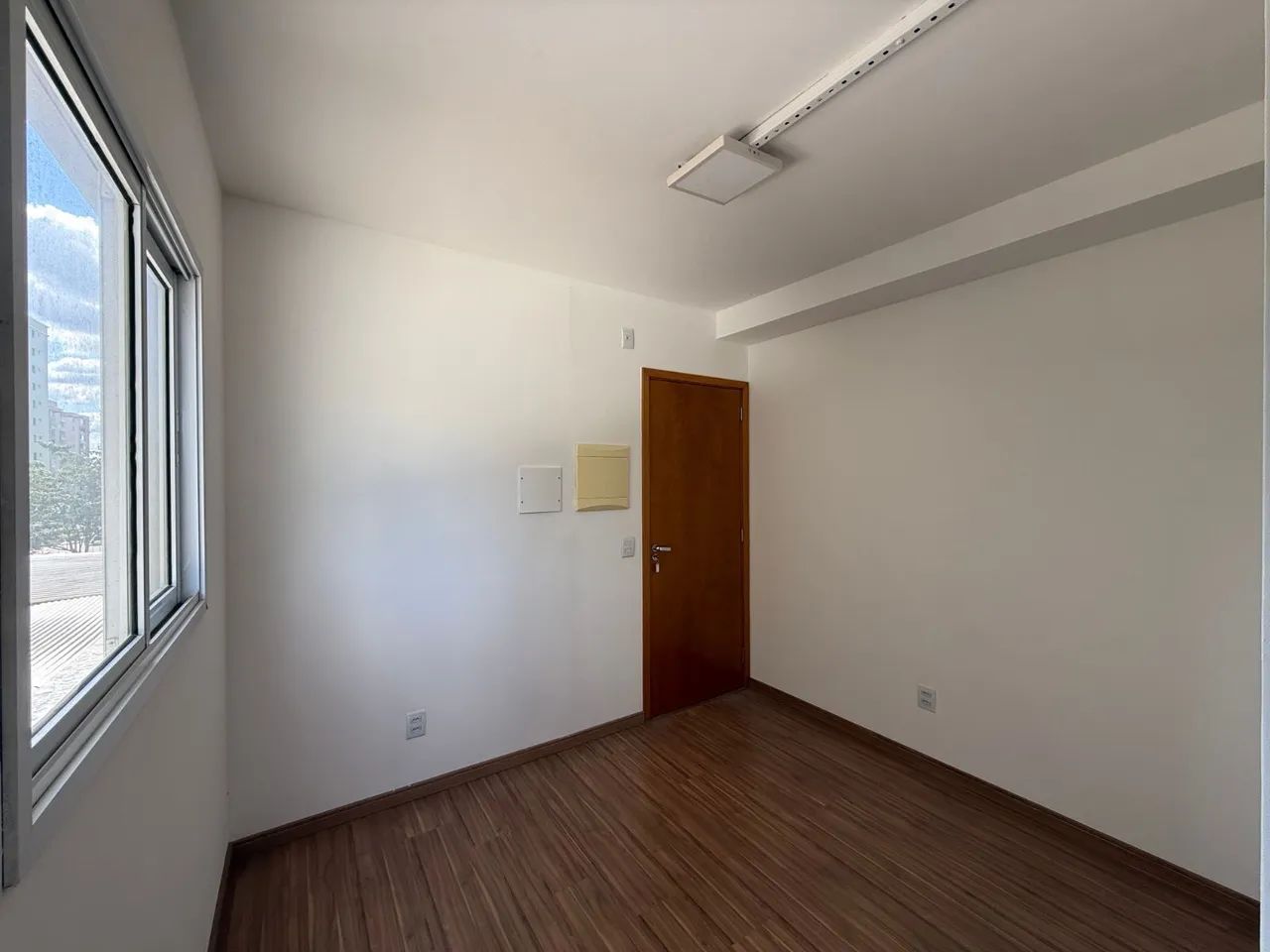 Sala Comercial 31m² com Sol da Manhã em Morada de Laranjeiras - Ventura Officer