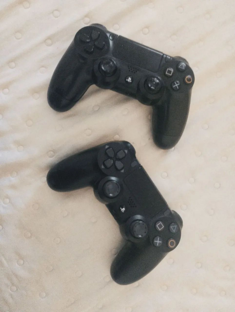 Dois controles originais PS4