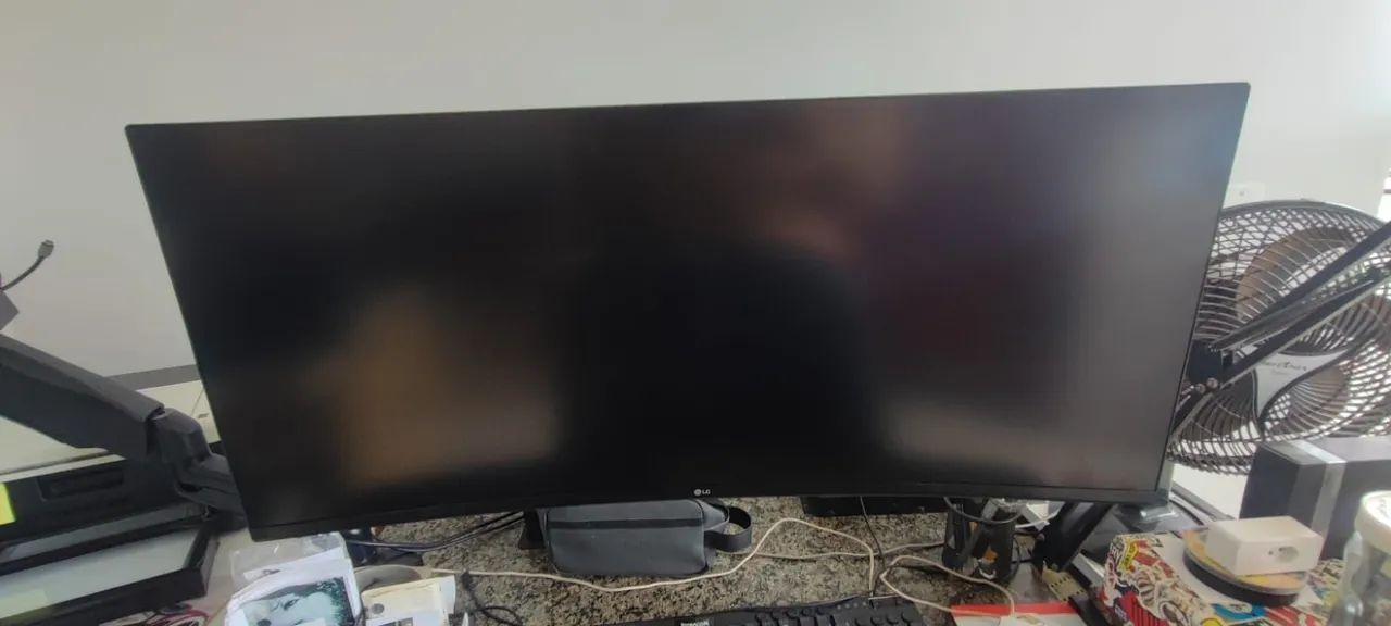 monitor ultrawide curvo de 34 polegadas com resolução QHD 3440 x 1440 bem conservado