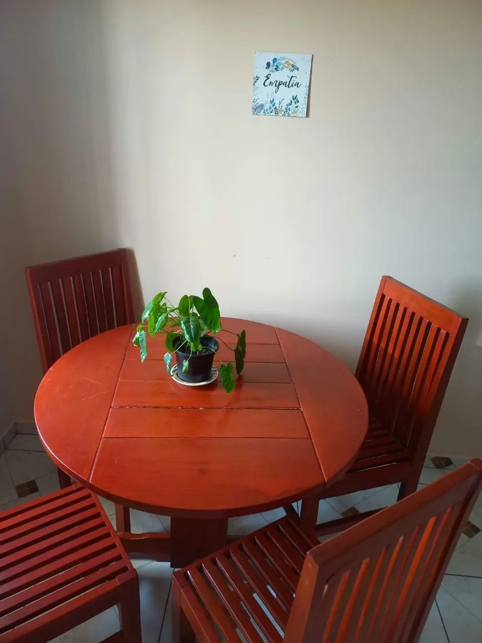 Mesa em andiroba,  circular,  com 4 cadeiras.  Com belo design.  - Foto 3