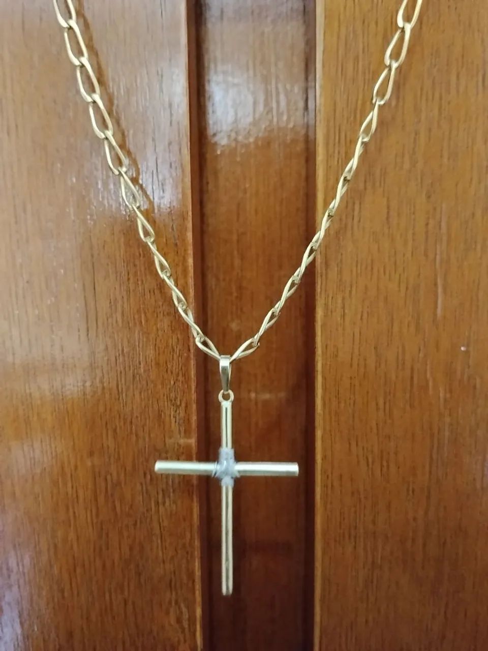 Joia ouro amarelo e detalhes em branco. Imponente 