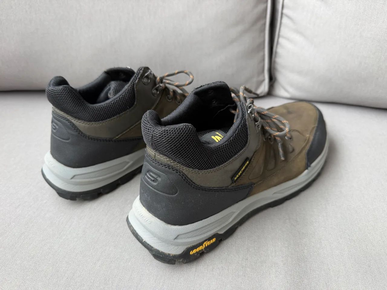 Tenis Skechers tamanho 44, tipo botinão