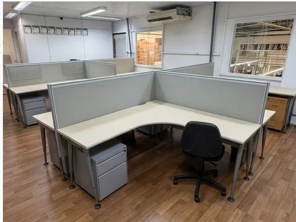 mesa L com divisória - Foto 2