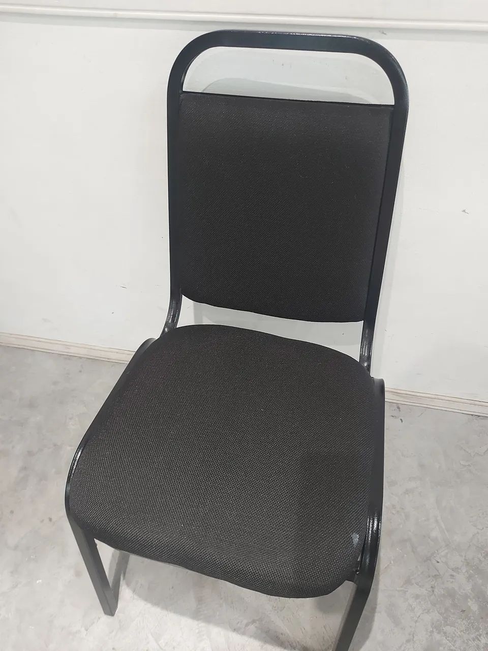 Cadeira acolchoada, estrutura de ferro, cor preta - Foto 2