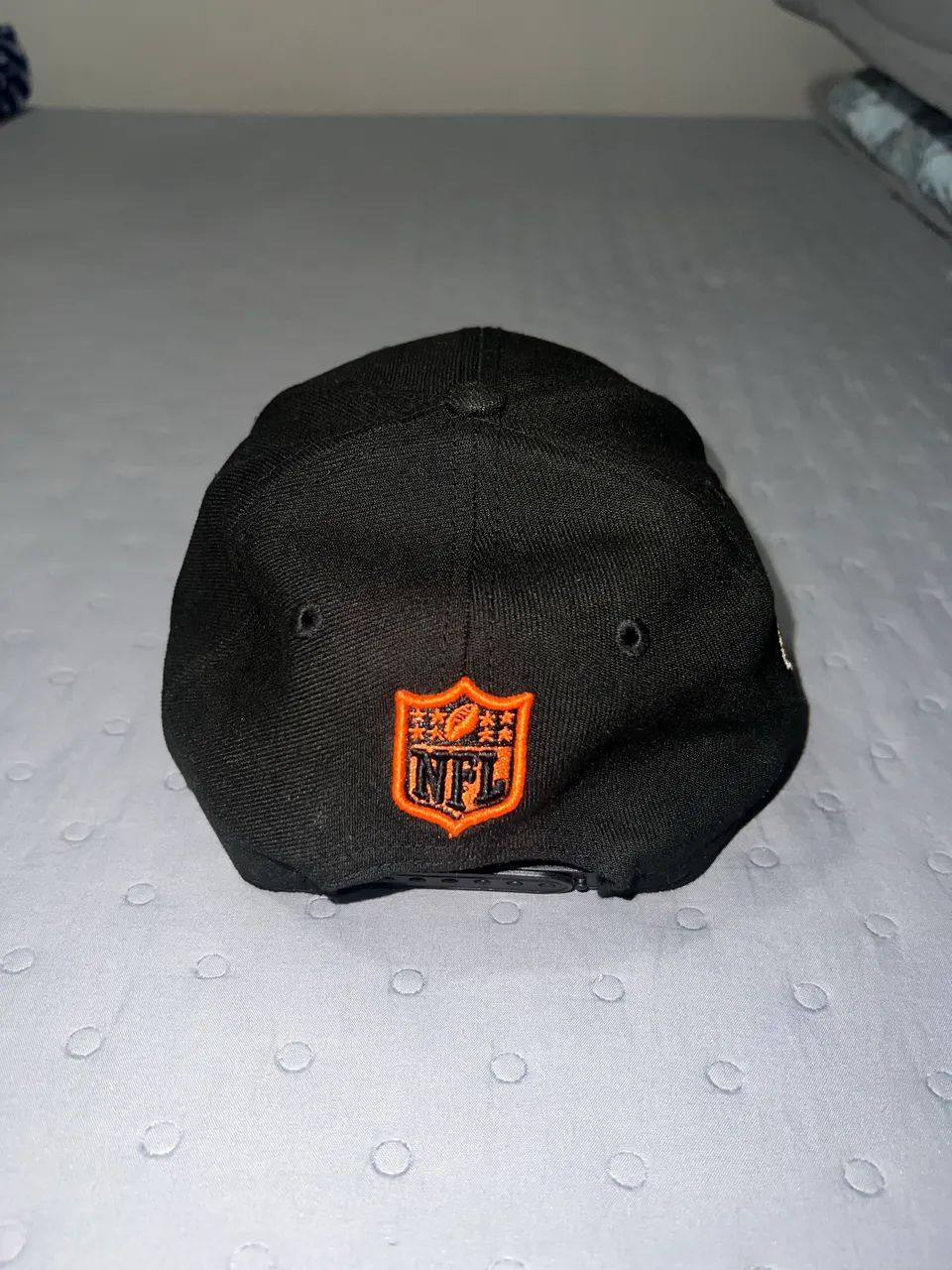 New Era Men's Black Cincinnati Bengals 2023 Sideline Historic 9FORTY Adjustable Hat. - Foto 3