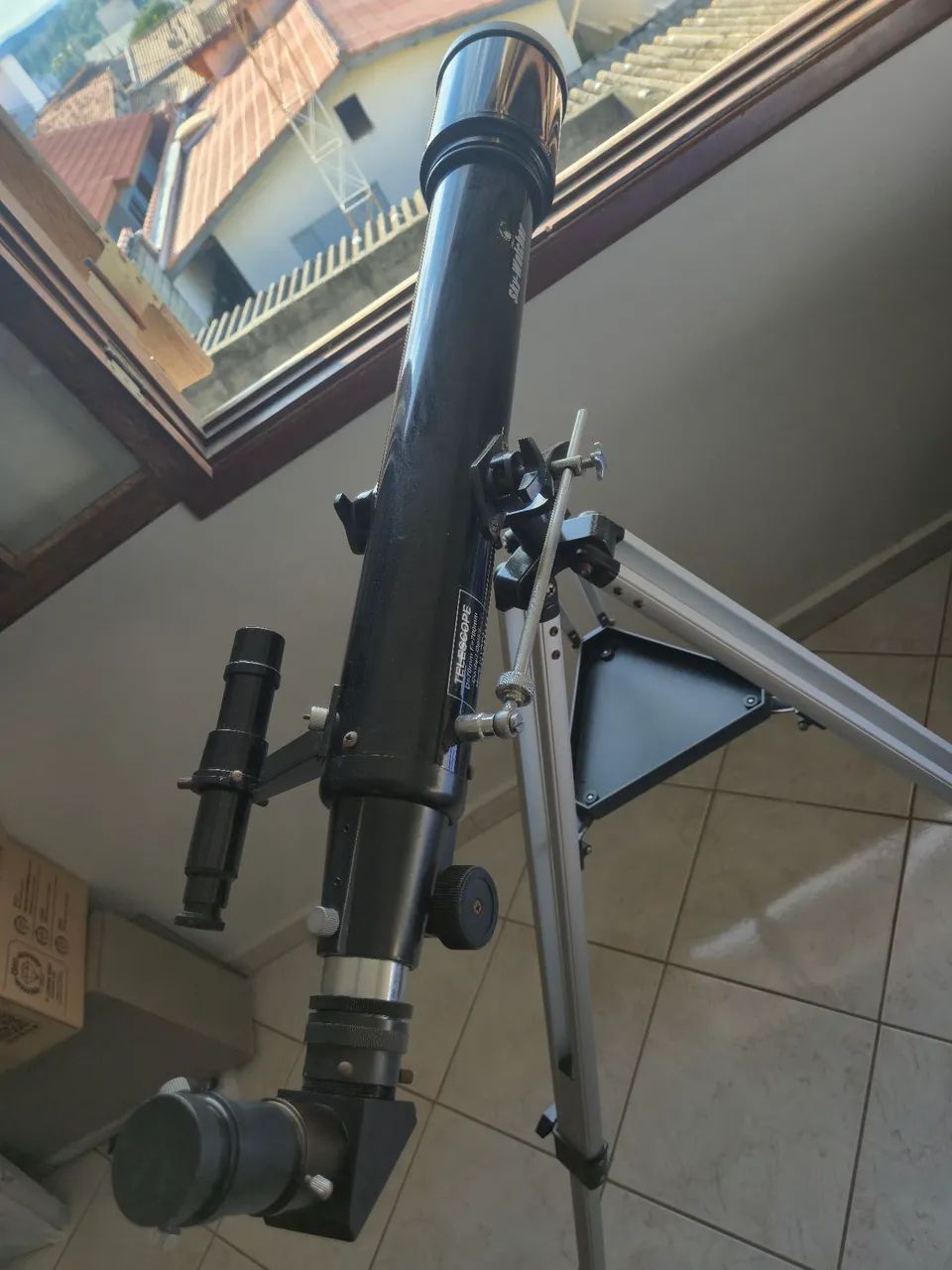 Omegon Telescoop AC 70/900 EQ-1 | hoogwaardige lens-telescoop | nauwkeurige montering | heldere detailbeelden | ideaal voor beginners | voor maan-, planeet- en natuurobservatie Omegon Telescoop AC 70/900 EQ-1 | hoogwaardige lens-telescoop | nauwkeurige montering | heldere detailbeelden | ideaal voor beginners | voor maan-, planeet- en natuurobservatie