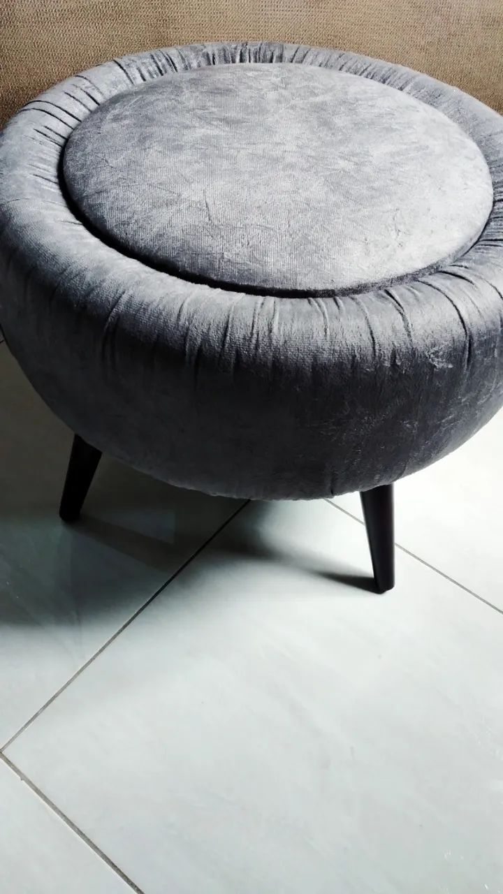 Pufe em suede, redondo, com baú e pés palito em madeira - Foto 3