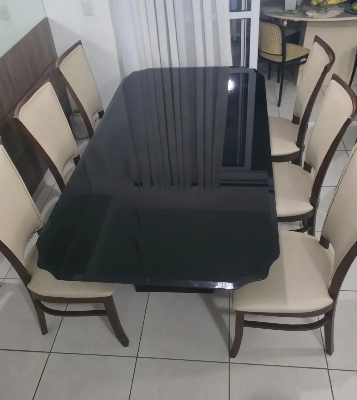 Sala de jantar completa, com tampo de vidro na cor preta, 06 cadeiras e base design