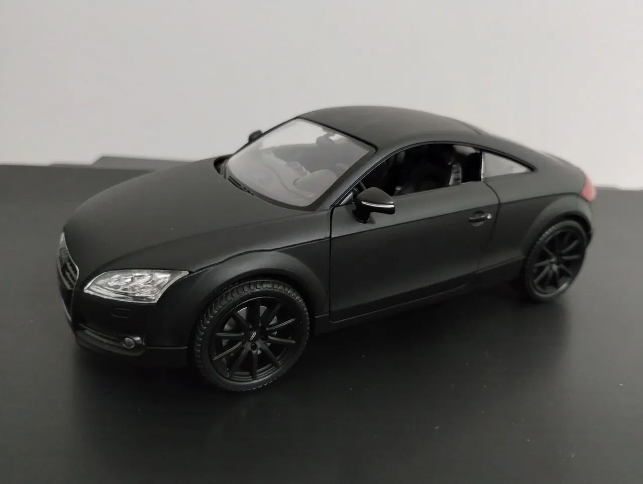 Miniatura Audi tt welly 1/24 preto fosco raridade - Hobbies e