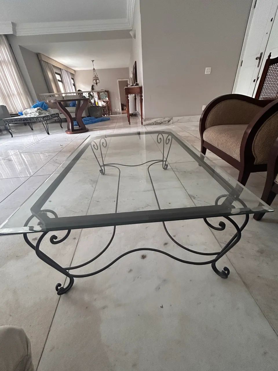 Mesa de centro de vidro com base em ferro 