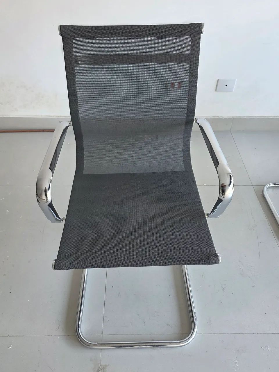 3x Cadeira Base Fixa Tela Mesh Cromada R$ 190,00 cada - Foto 4