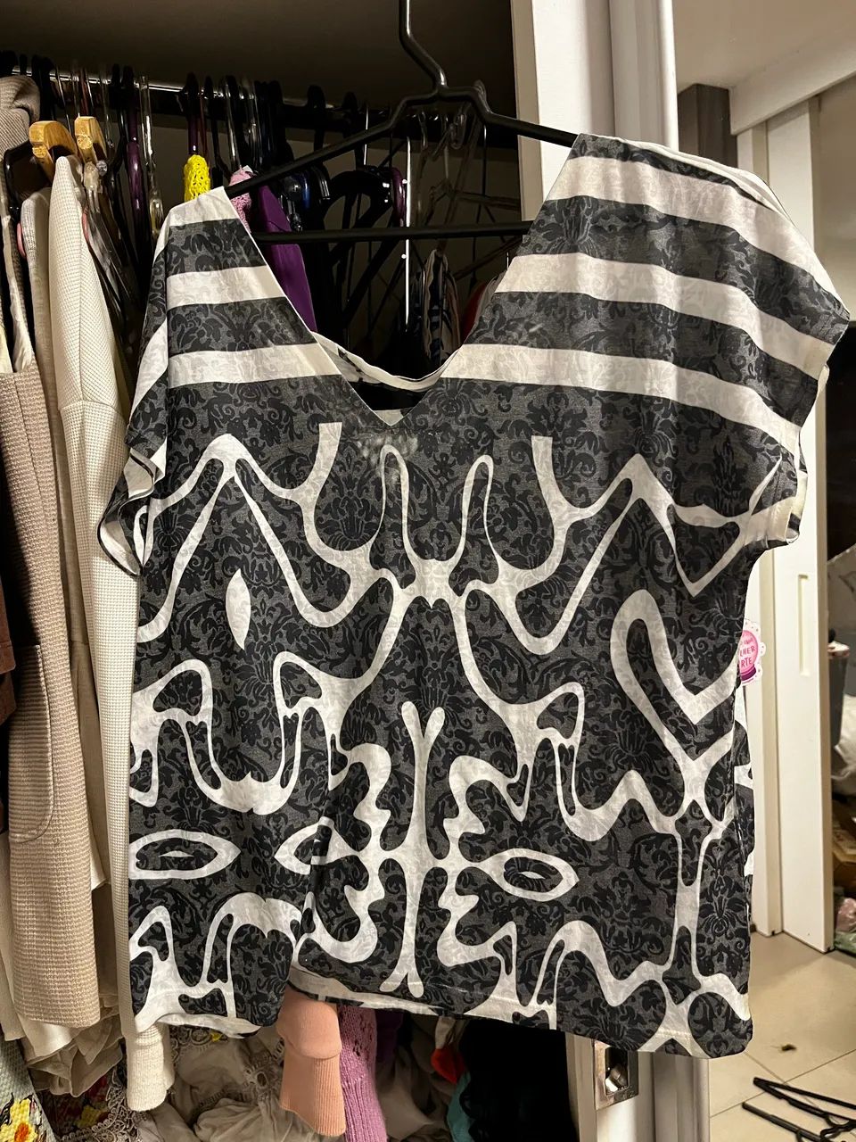 Blusa / camisa preta e branca com leve gola V - Foto 3