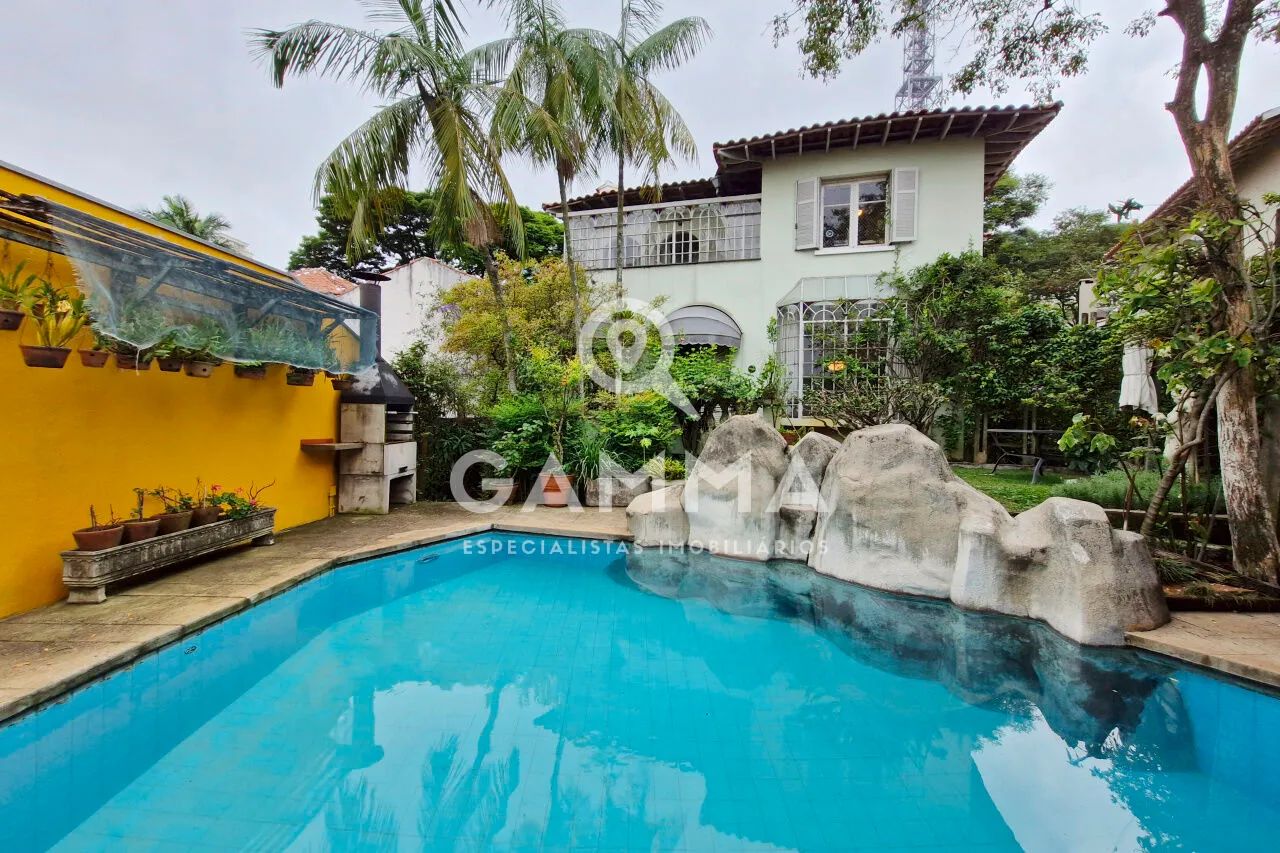 Casa com 4 dormitórios e piscina no Pacaembu em rua tranquila e arborizada.