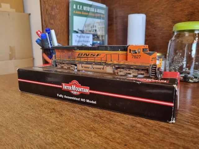 LOCOMOTIVA INTERMOUNTAIN HO ES44 BNSF DCC E SOM - Foto 3