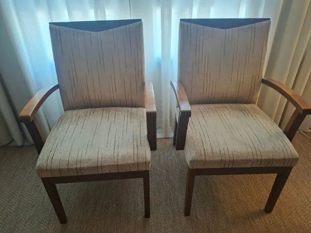 Par de poltronas de madeira estofadas - Elegantes e confortáveis