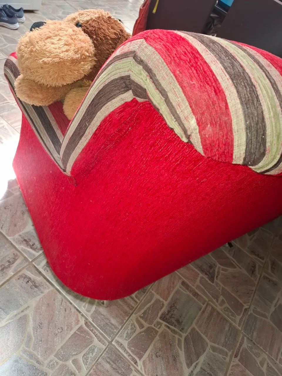 Vendo sofá 3 lugares ,com rodinhas de silicone - Foto 4