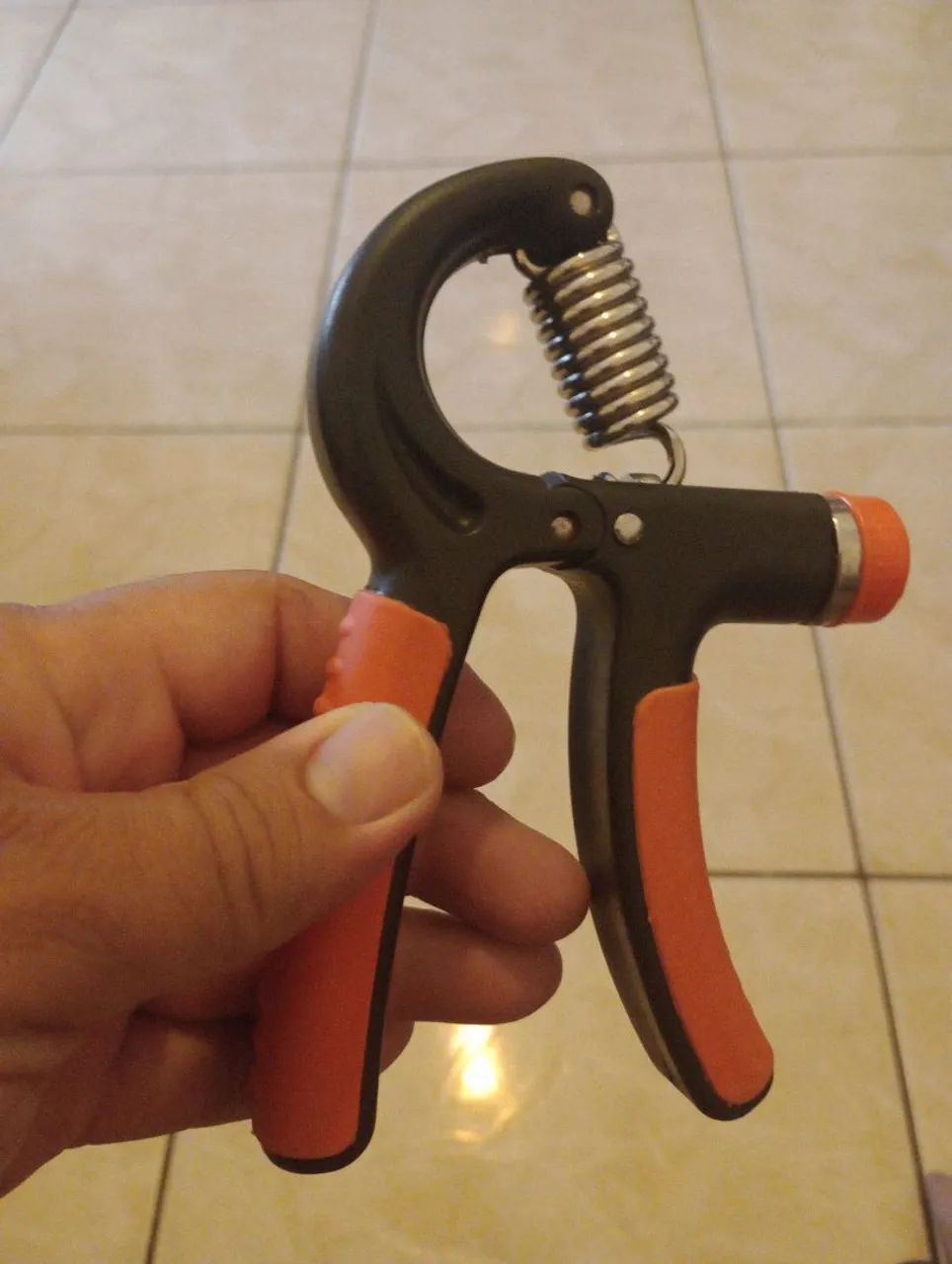 Hand Grip Ajustável (alicate de fortalecimento) com mola de aço e pegadore - Foto 2