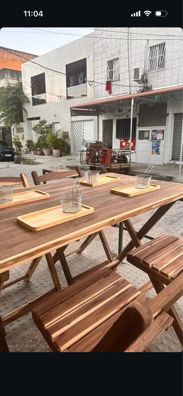 Conjunto de mesa e cadeiras de madeira - Foto 2