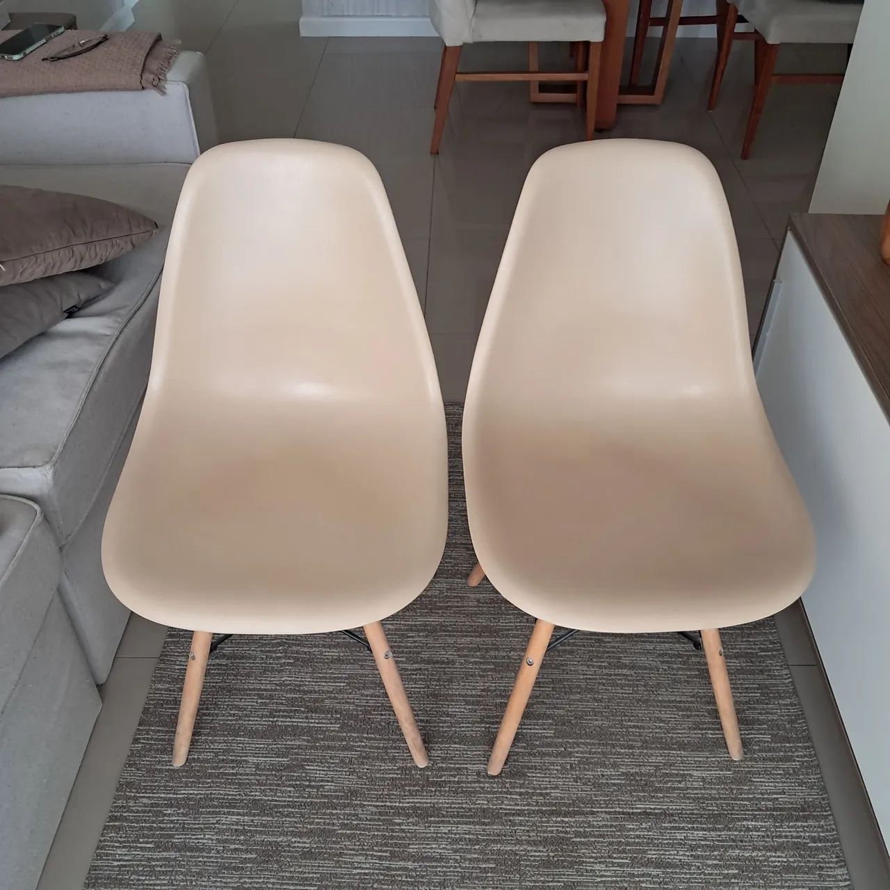 Cadeiras modelo Eames Eiffel