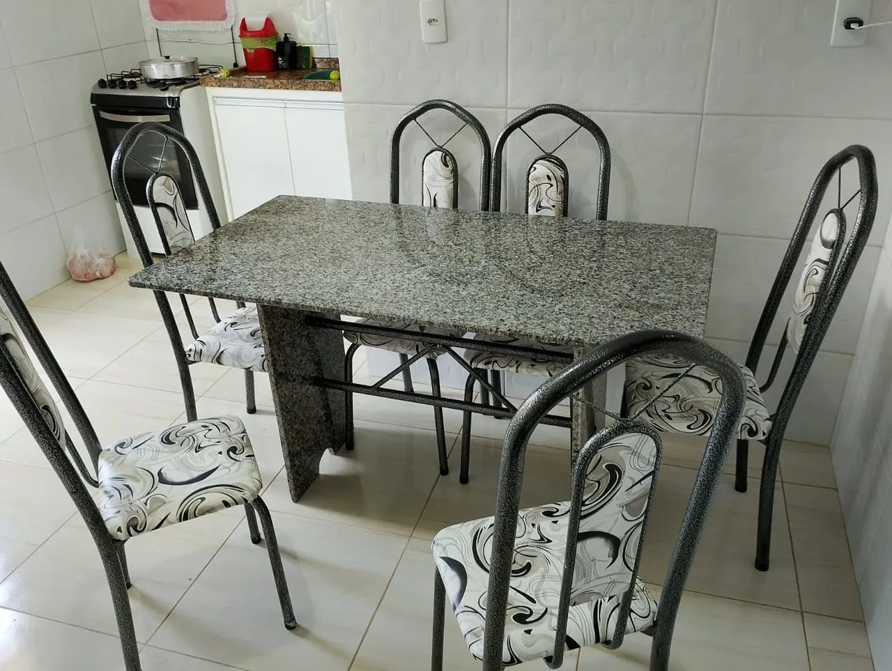 Mesa de Mármore com 6 cadeiras , 2 meses de uso.. - Foto 2