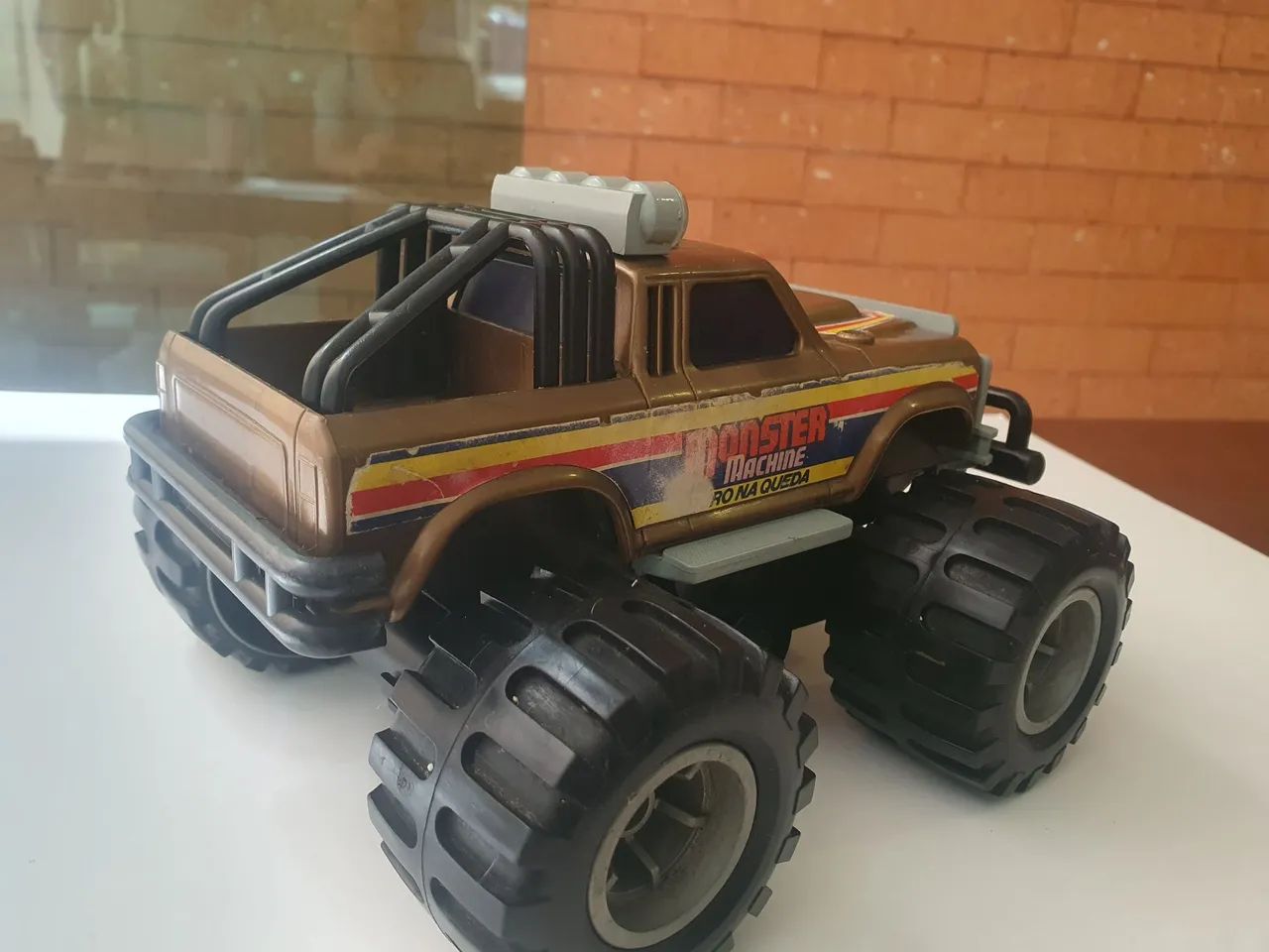 Brinquedo monster machine duro na queda