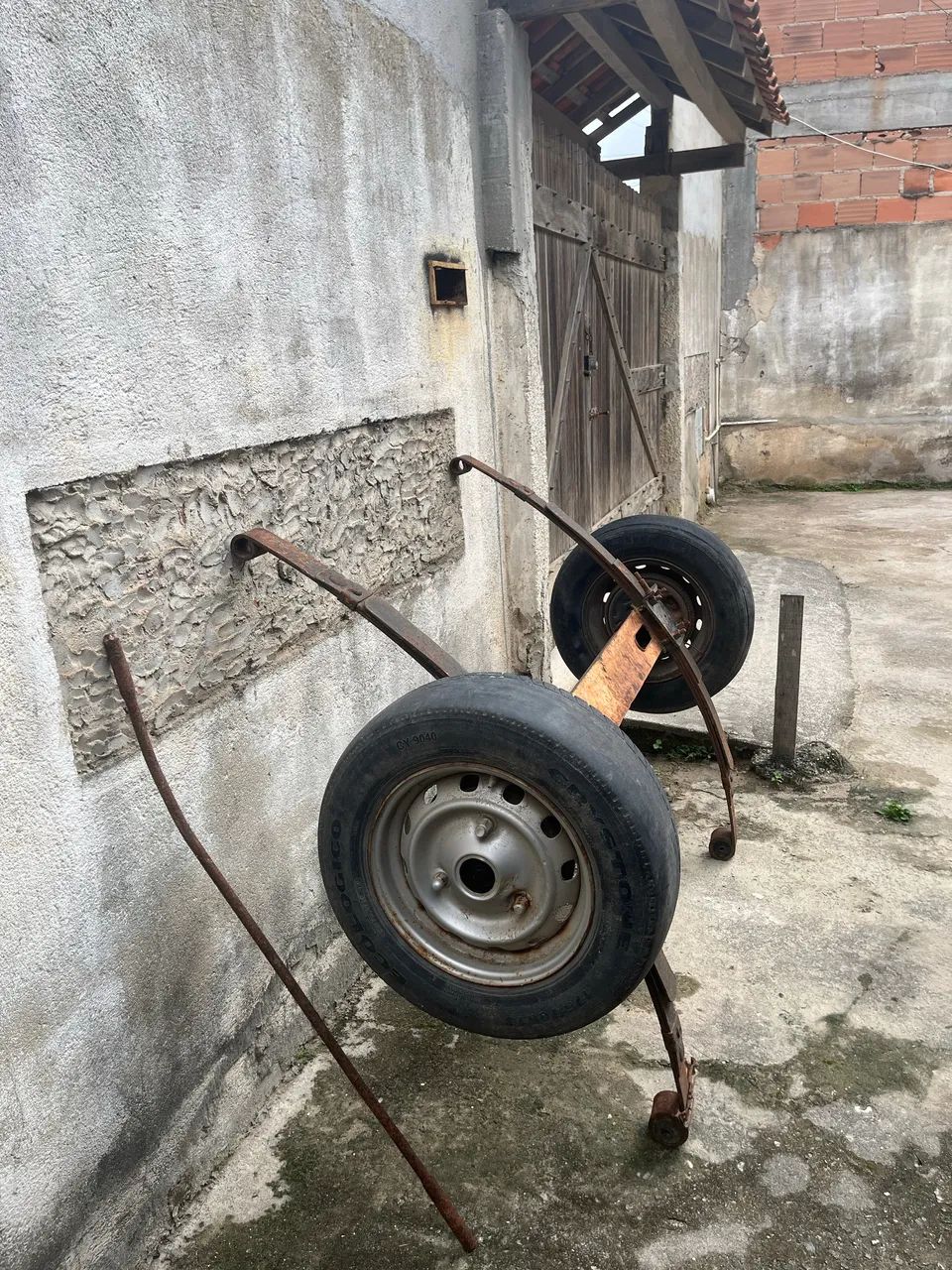 Eixo de carreta/reboque completo com rodas - ótimo pra reformas  - Foto 2