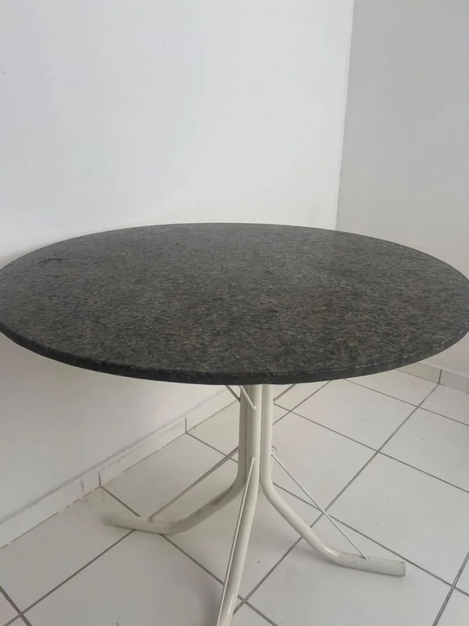 Mesa com pedra de mármore 