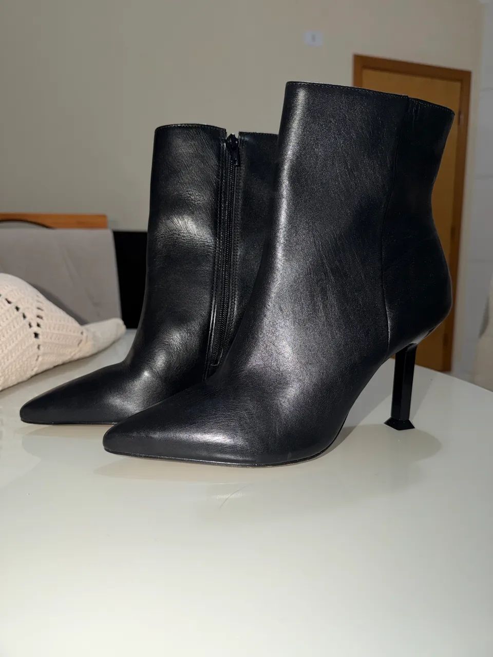 Bota em couro, curta, com salto Arezzo