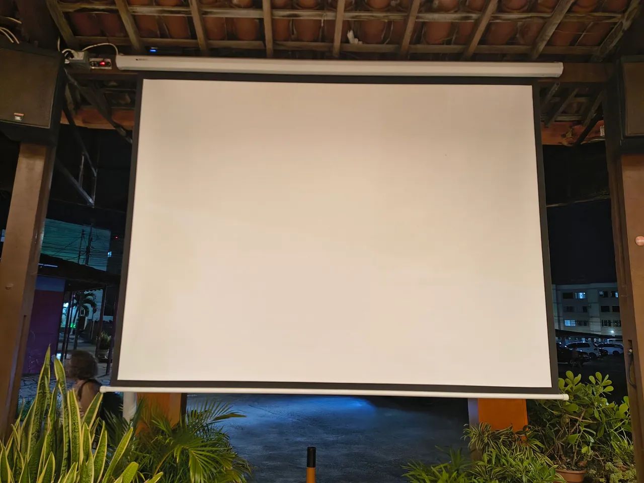 Vendo projetor Epson com tela retrátil de 100 polegadas 