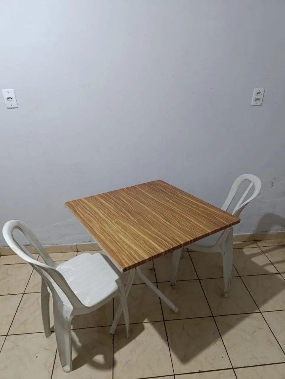 Mesa de Mármore com 2 cadeiras - R$ 200 - Foto 2
