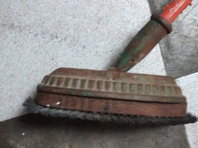 escovão antigo com cabo - Foto 2