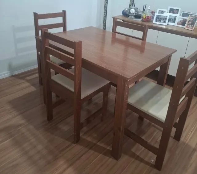 Mesa Quadrada com 4 Cadeiras