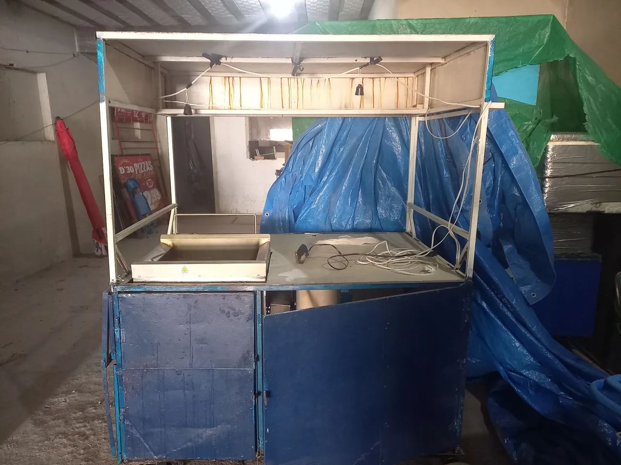 Vendo barraca grande de salgado com fritadeira a gás. 