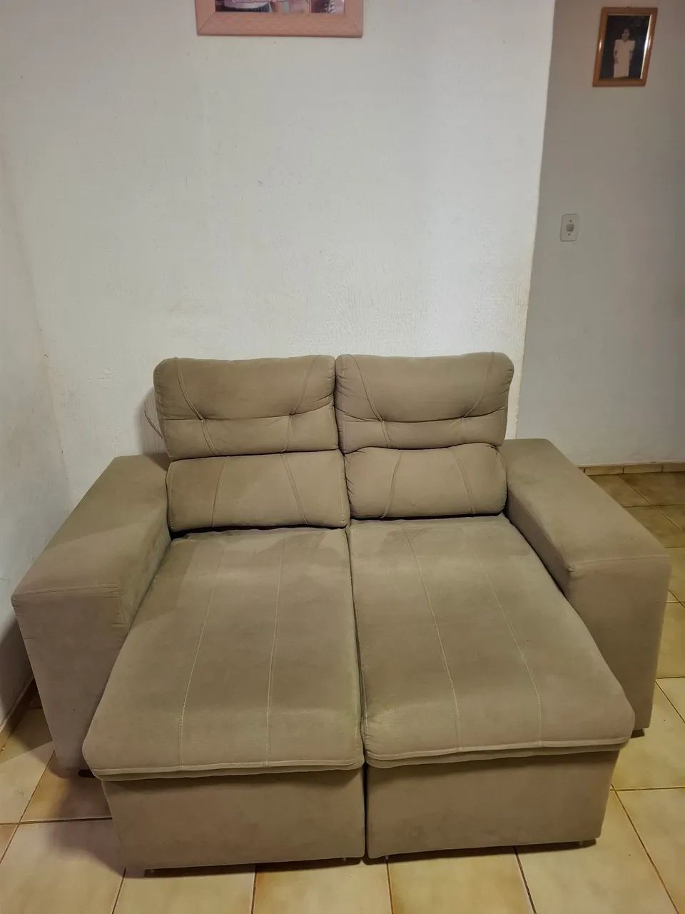 SOFÁ CAMA SEMI NOVO BEGE SEM FEITOS  - Foto 2